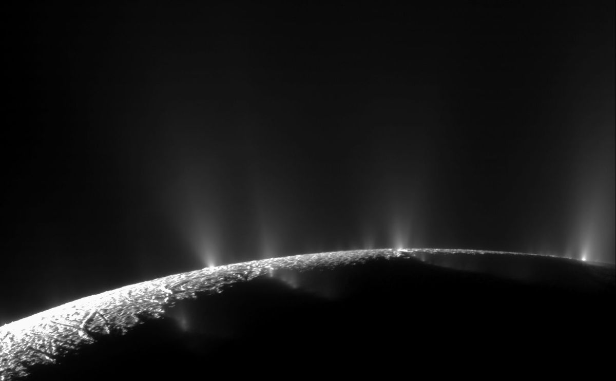 Dit beeld van ruimtesonde Cassini laat geisers zien op de zuidpool van Enceladus Er werden in totaal 101 geisers gevonden die op n na allemaal op vier breuklijnen liggen Enceladus heeft een diameter van 504 kilometer foto is 180 gedraaid